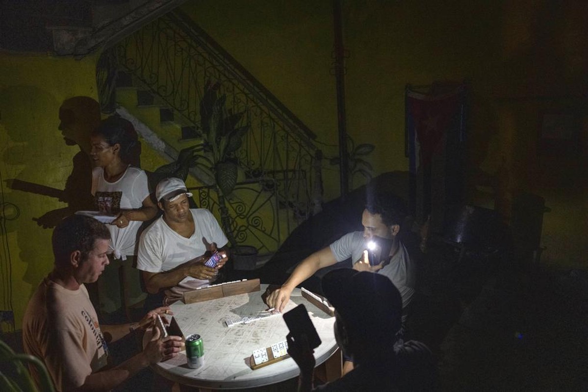Cuba: Bong toi bao trum sau khi bao danh sap mang luoi dien-Hinh-4