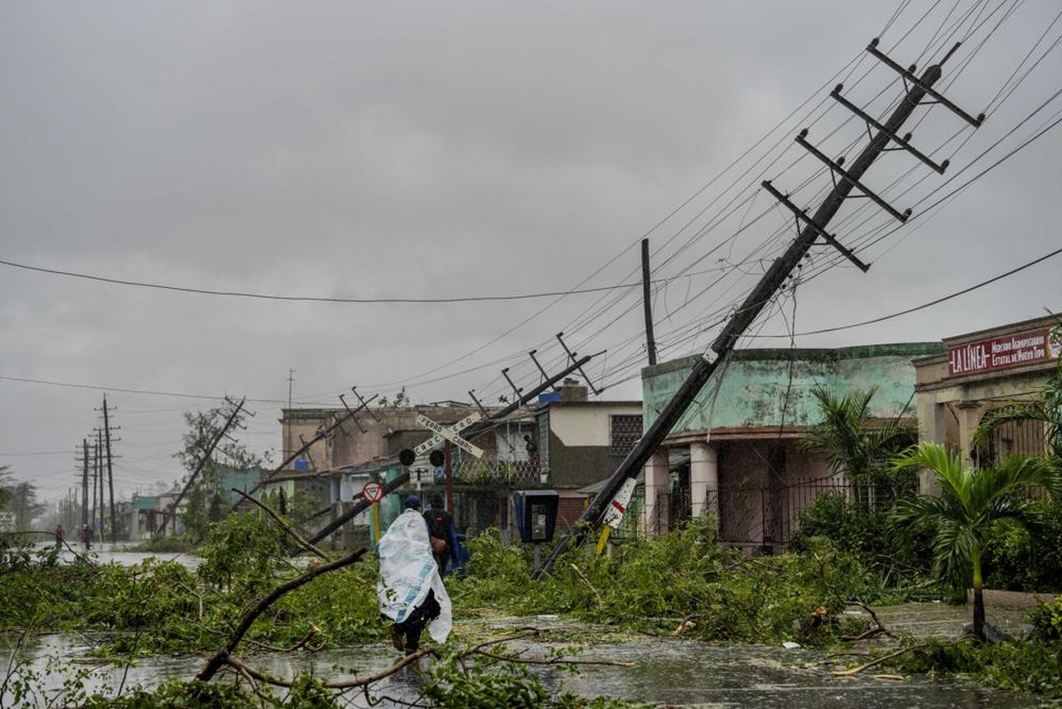 Cuba: Bong toi bao trum sau khi bao danh sap mang luoi dien-Hinh-7