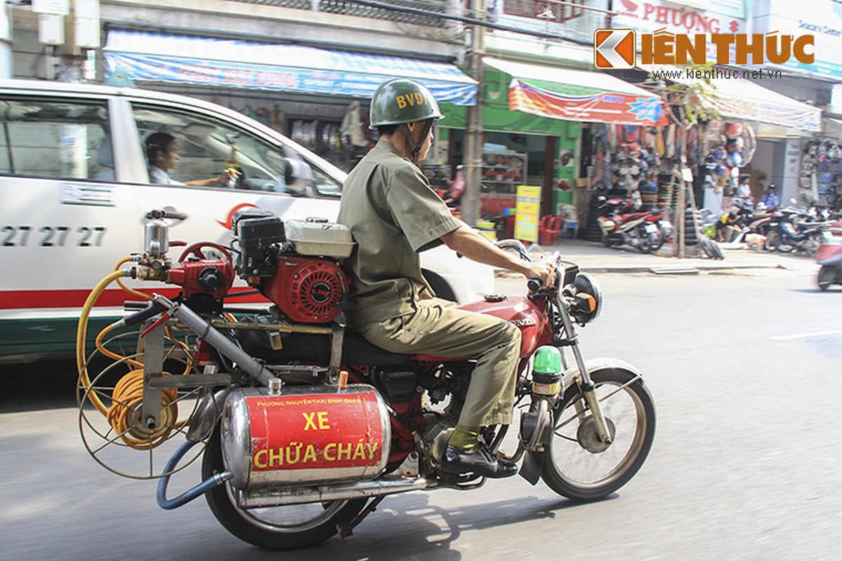 Xe cuu hoa 2 banh tu che... sieu doc o Sai Gon