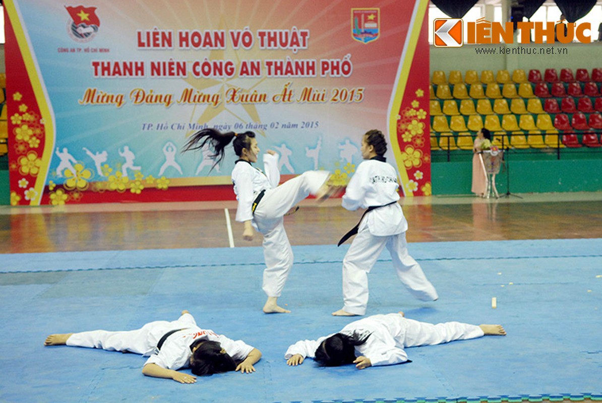 Xem cong an TPHCM bieu dien vo thuat nhu phim-Hinh-6