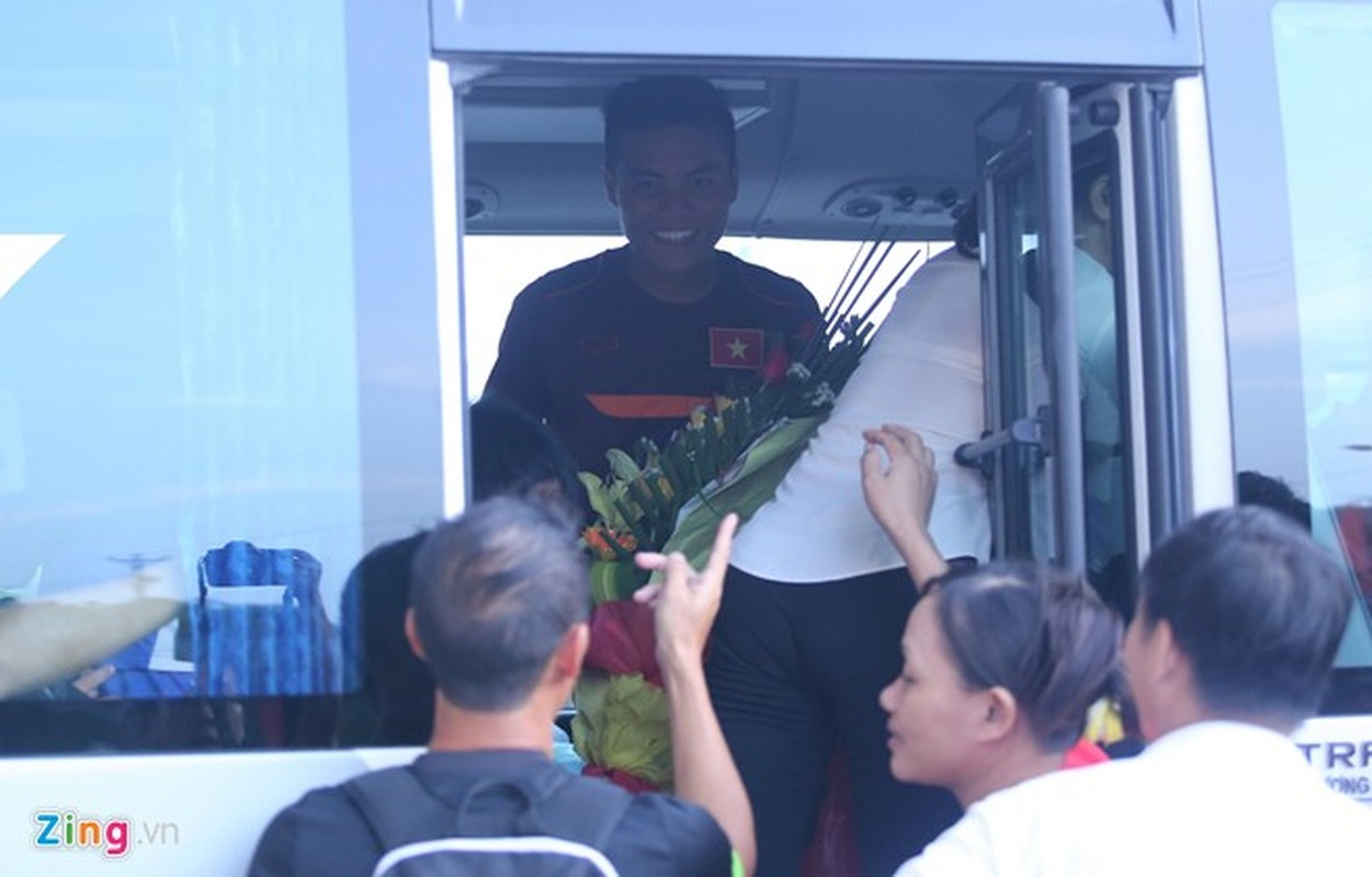 Fan tran len xe thuong qua que cho U19 Viet Nam-Hinh-2