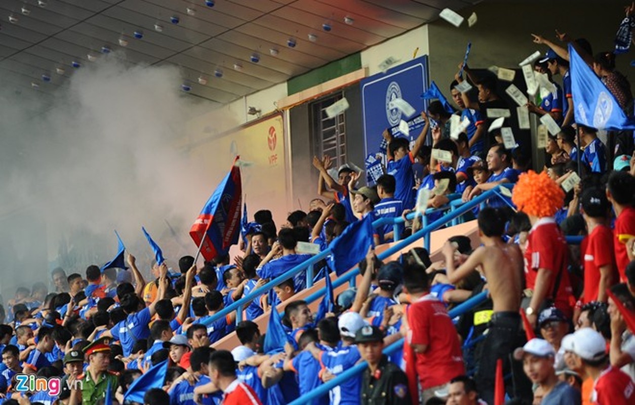 Fan nem tien am phu tren khan dai V.League 2015-Hinh-2