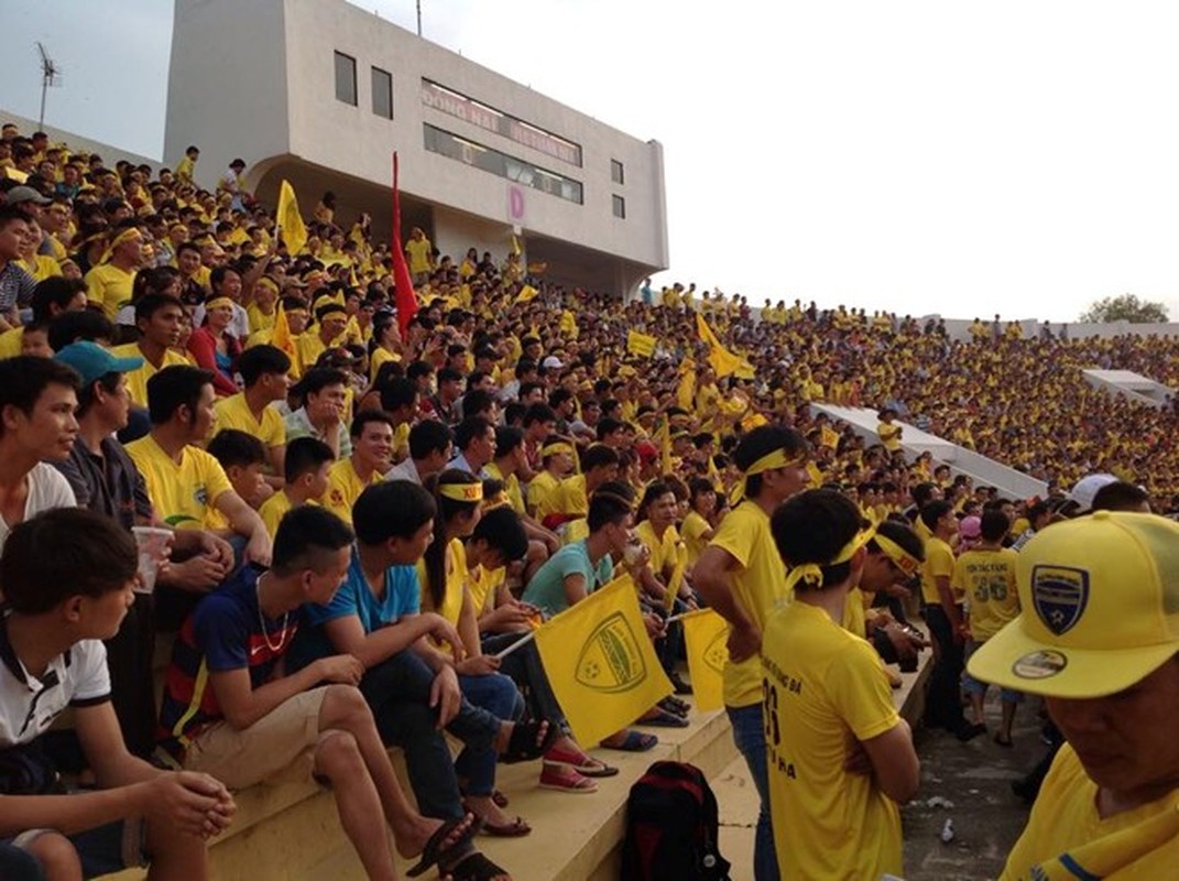 Fan nem tien am phu tren khan dai V.League 2015-Hinh-5