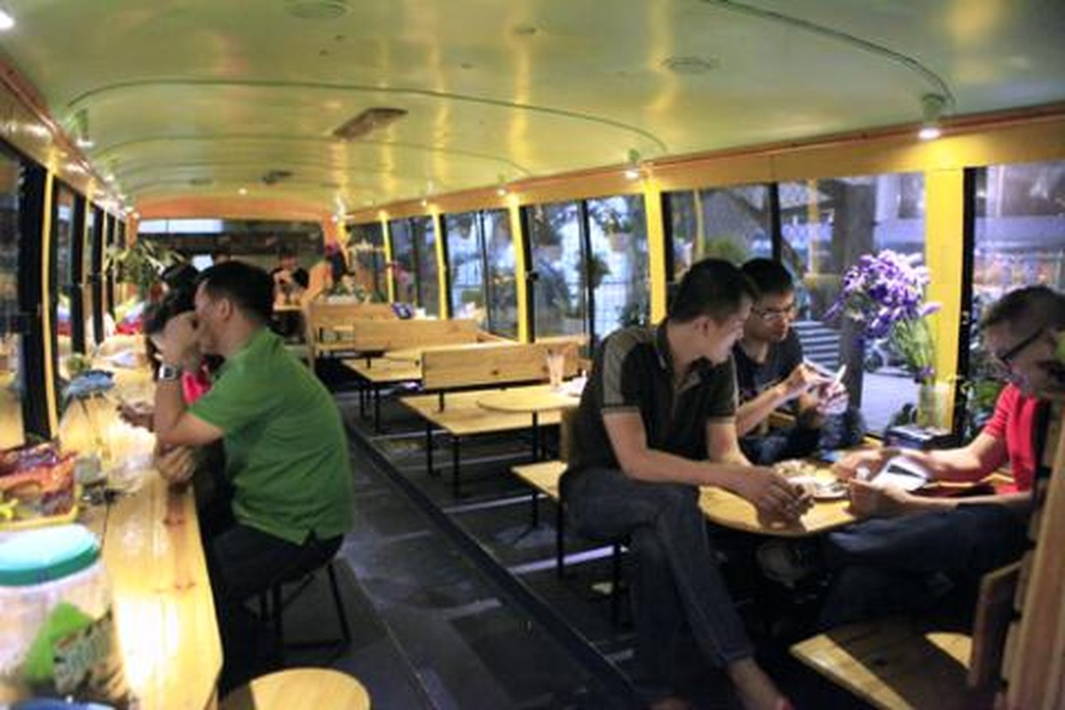 Quan ca phe bus khac la giua Ha Noi hut khach tre-Hinh-11