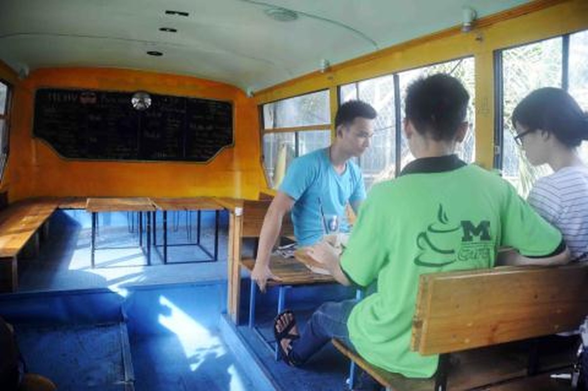 Quan ca phe bus khac la giua Ha Noi hut khach tre-Hinh-4