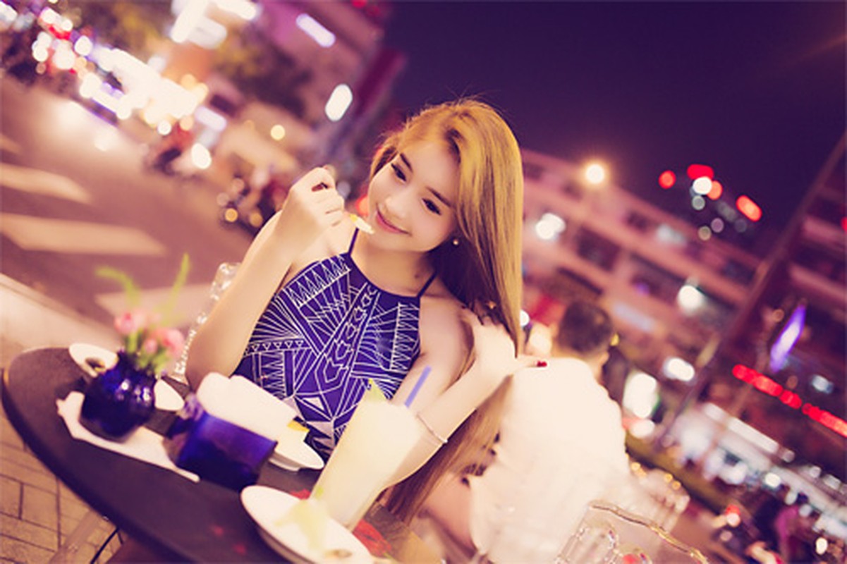 Hot girl Elly Tran dep rang ngoi dao pho dem Sai Gon-Hinh-3