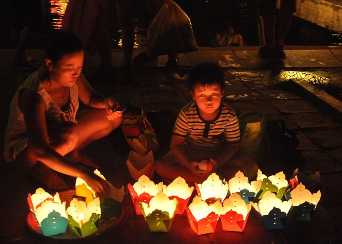 Lung linh dem hoa dang o Hoi An ngay ram thang Bay-Hinh-2