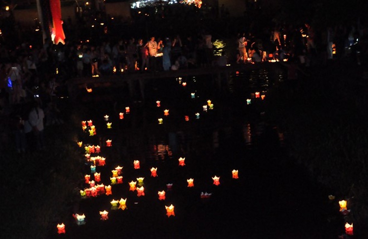 Lung linh dem hoa dang o Hoi An ngay ram thang Bay-Hinh-6