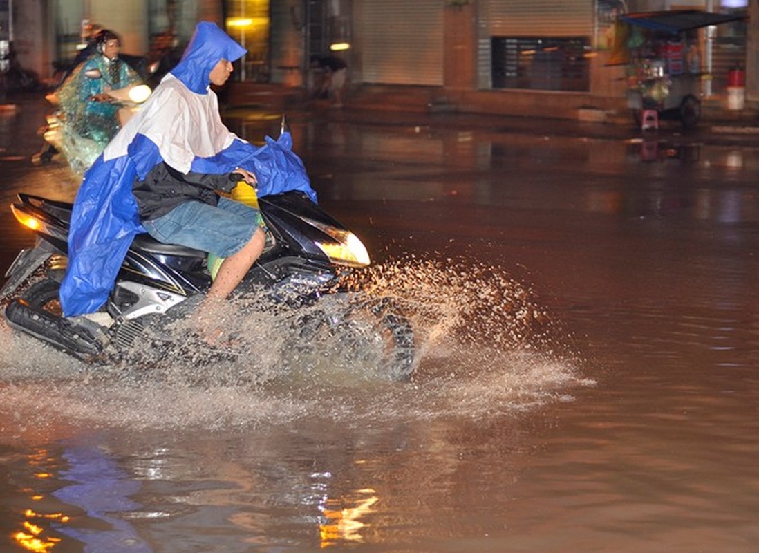 Hinh anh thuong si cong an moc rac giup duong thoat ngap