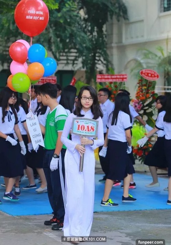 Nu sinh Viet mac ao dai duoc mang Trung Quoc ca ngoi-Hinh-2