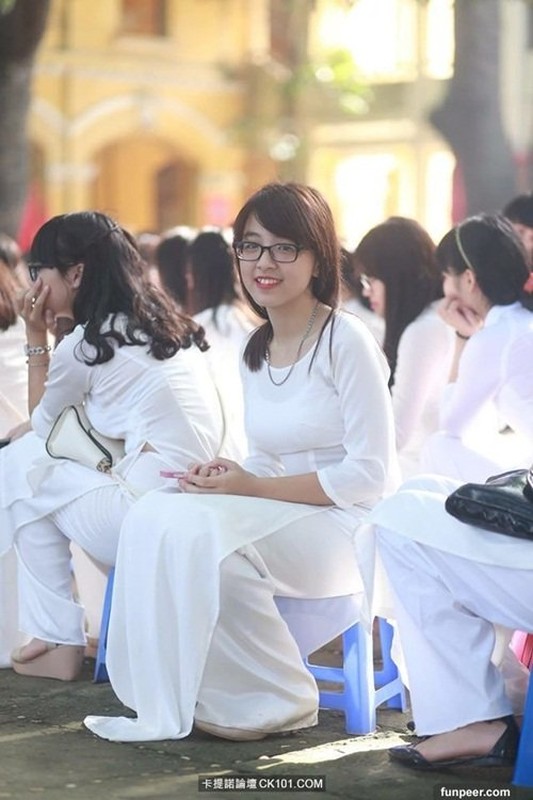 Nu sinh Viet mac ao dai duoc mang Trung Quoc ca ngoi-Hinh-6