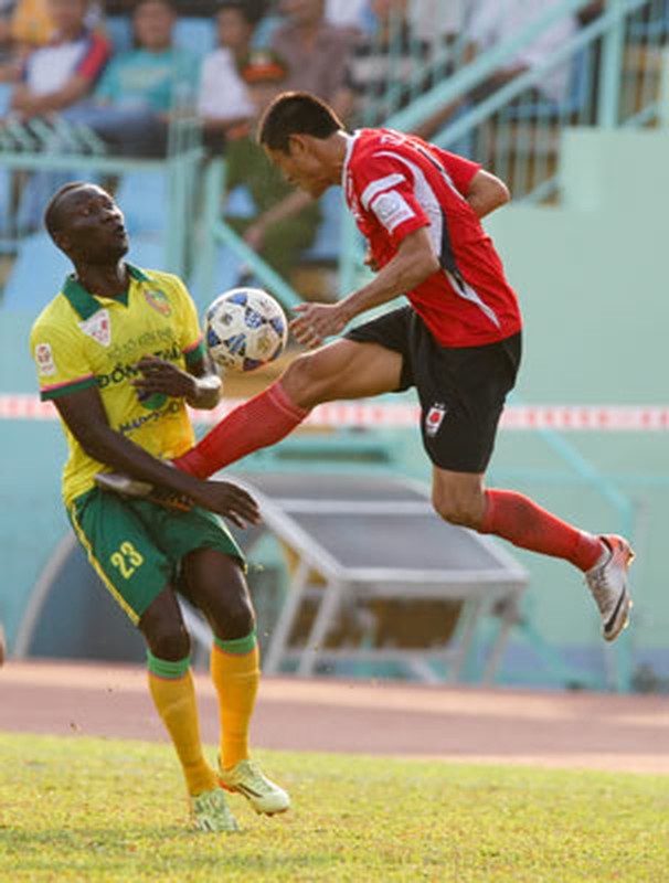 Nhũng hình ảnh xau xi dang quen tai V.League 2015-Hinh-2