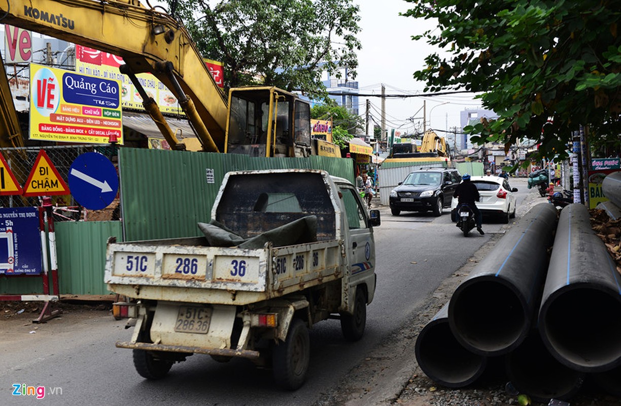 Cuoi nam, lo cot lai moc len khap duong Sai Gon-Hinh-12