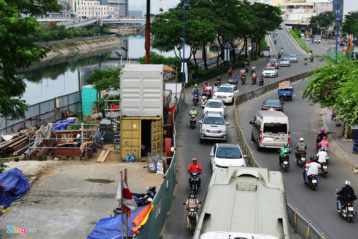 Cuoi nam, lo cot lai moc len khap duong Sai Gon-Hinh-7