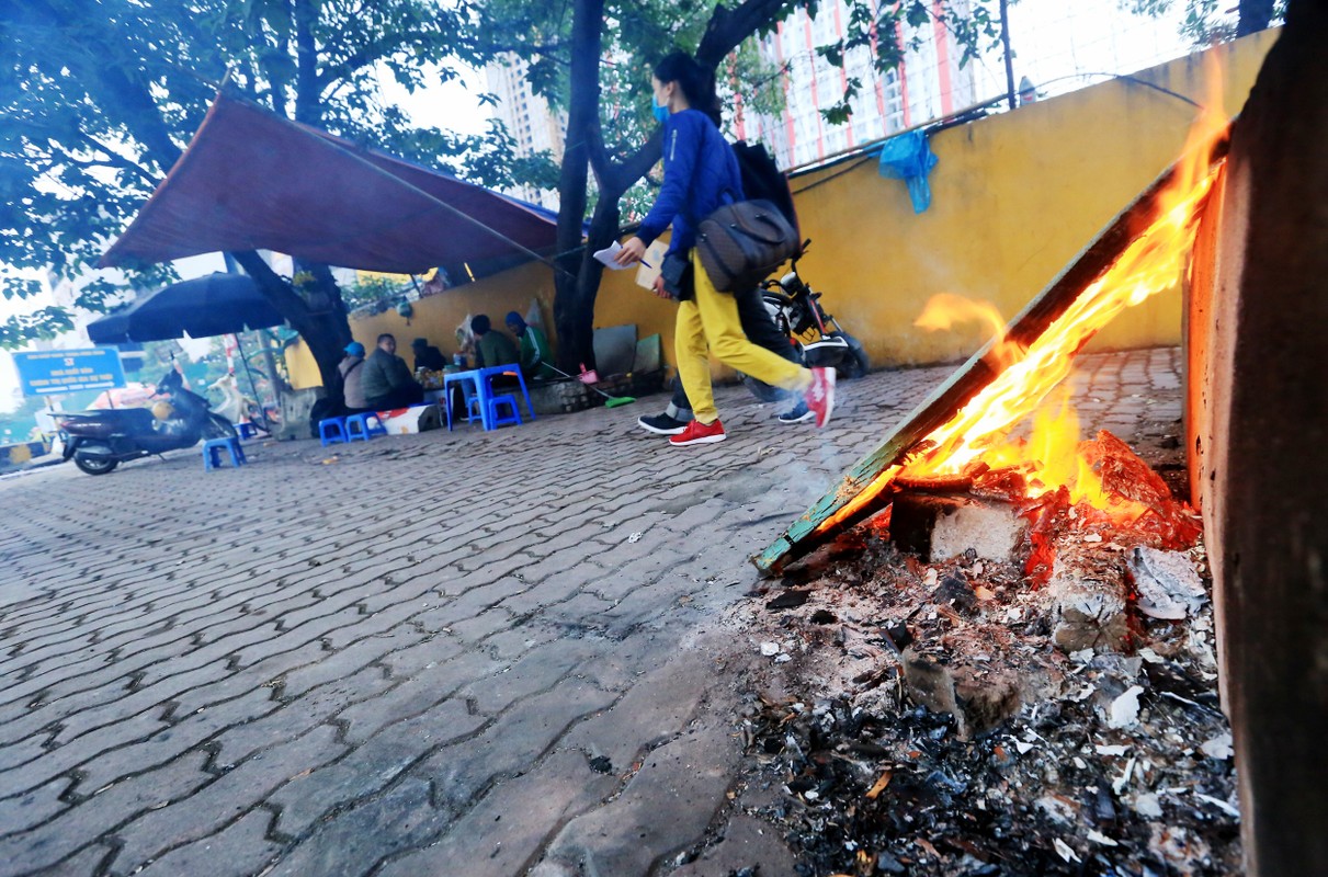 Ha Noi: Nguoi lao dong dot lua suoi am trong troi gia ret-Hinh-10