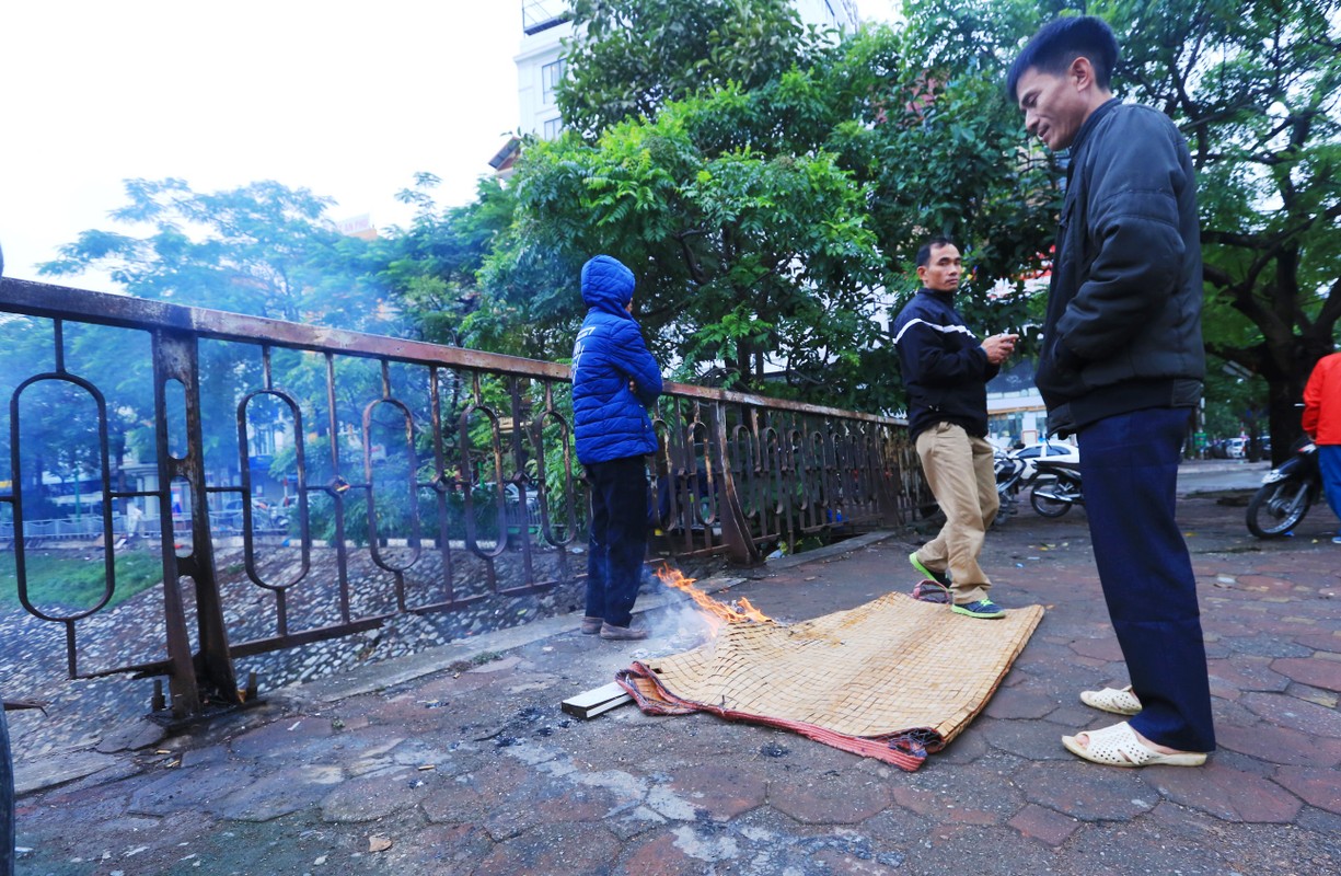 Ha Noi: Nguoi lao dong dot lua suoi am trong troi gia ret-Hinh-2