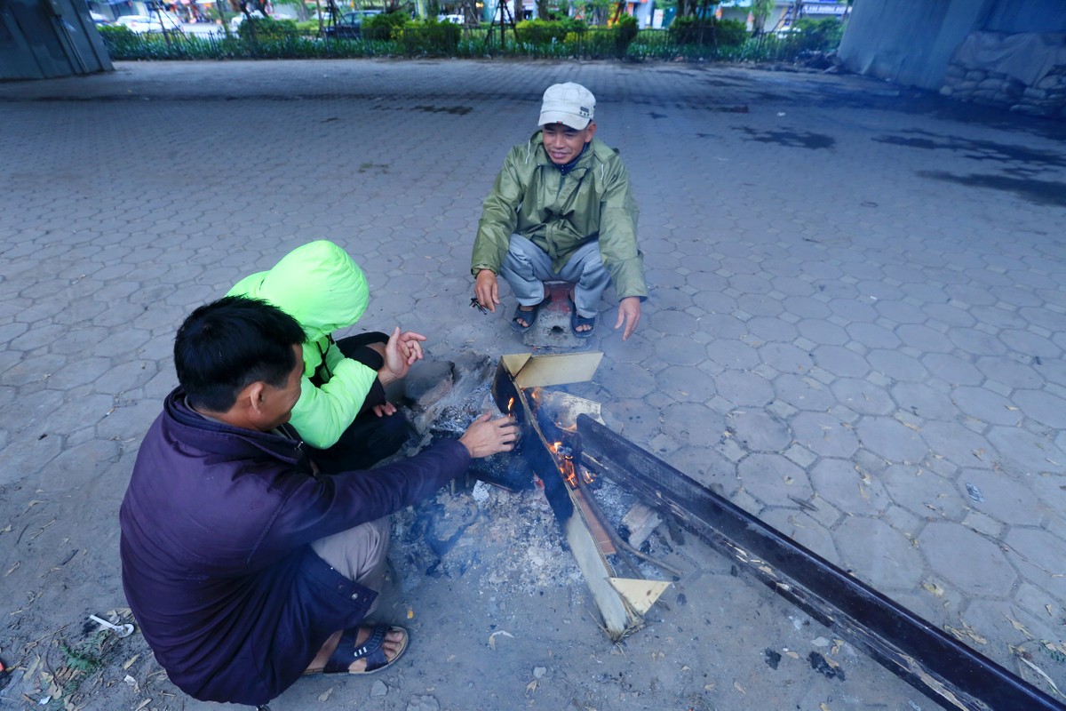 Ha Noi: Nguoi lao dong dot lua suoi am trong troi gia ret-Hinh-4