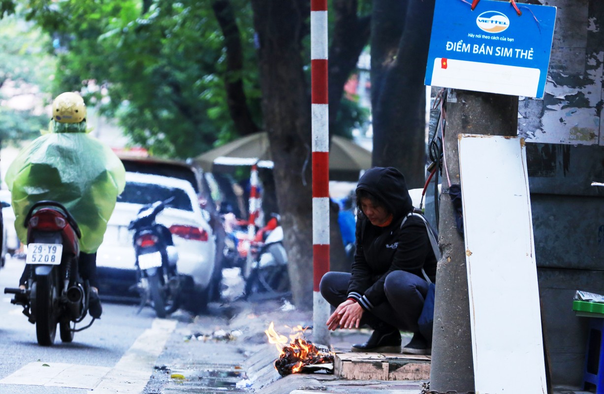 Ha Noi: Nguoi lao dong dot lua suoi am trong troi gia ret-Hinh-5