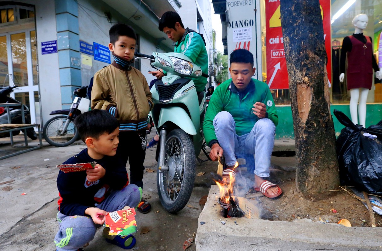 Ha Noi: Nguoi lao dong dot lua suoi am trong troi gia ret-Hinh-6