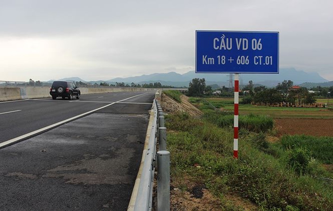 Muc kich nhung vet nut, luon song tren cao toc Da Nang - Quang Ngai