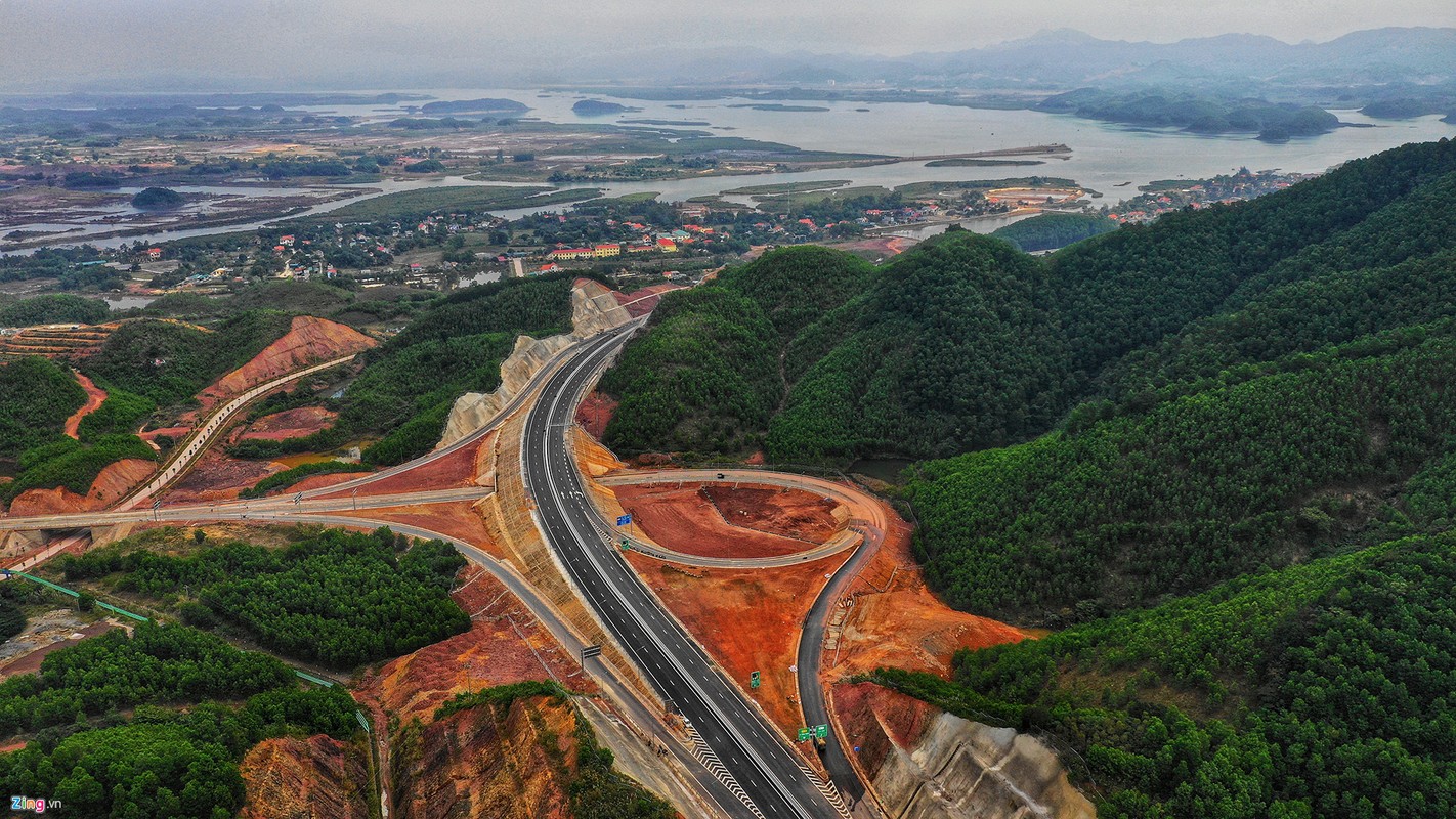 Canh ky vi hai ben cao toc Ha Long - Van Don thong xe 30/12-Hinh-6