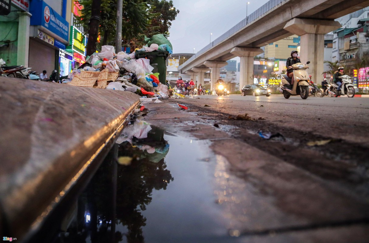 Rac ngap ngua bua vay Ha Noi vi lum xum bai rac Nam Son-Hinh-11