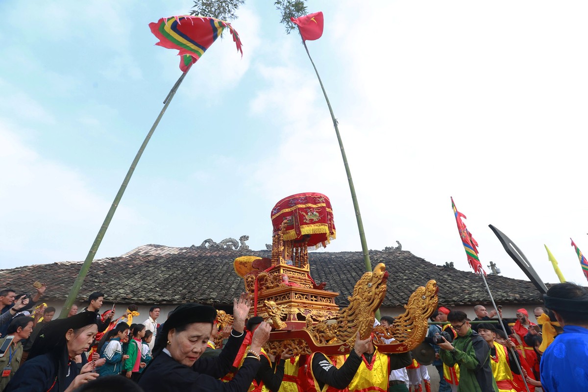 Bien nguoi chen chan de duoc chiem nguong 'cua quy khong lo' tai le hoi