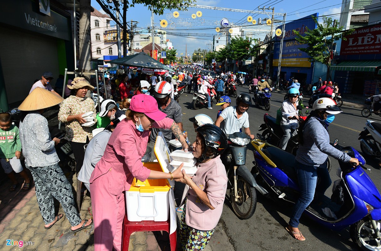 Hang nghin nguoi phat do mien phi cho khach di chua Ba Binh Duong-Hinh-2