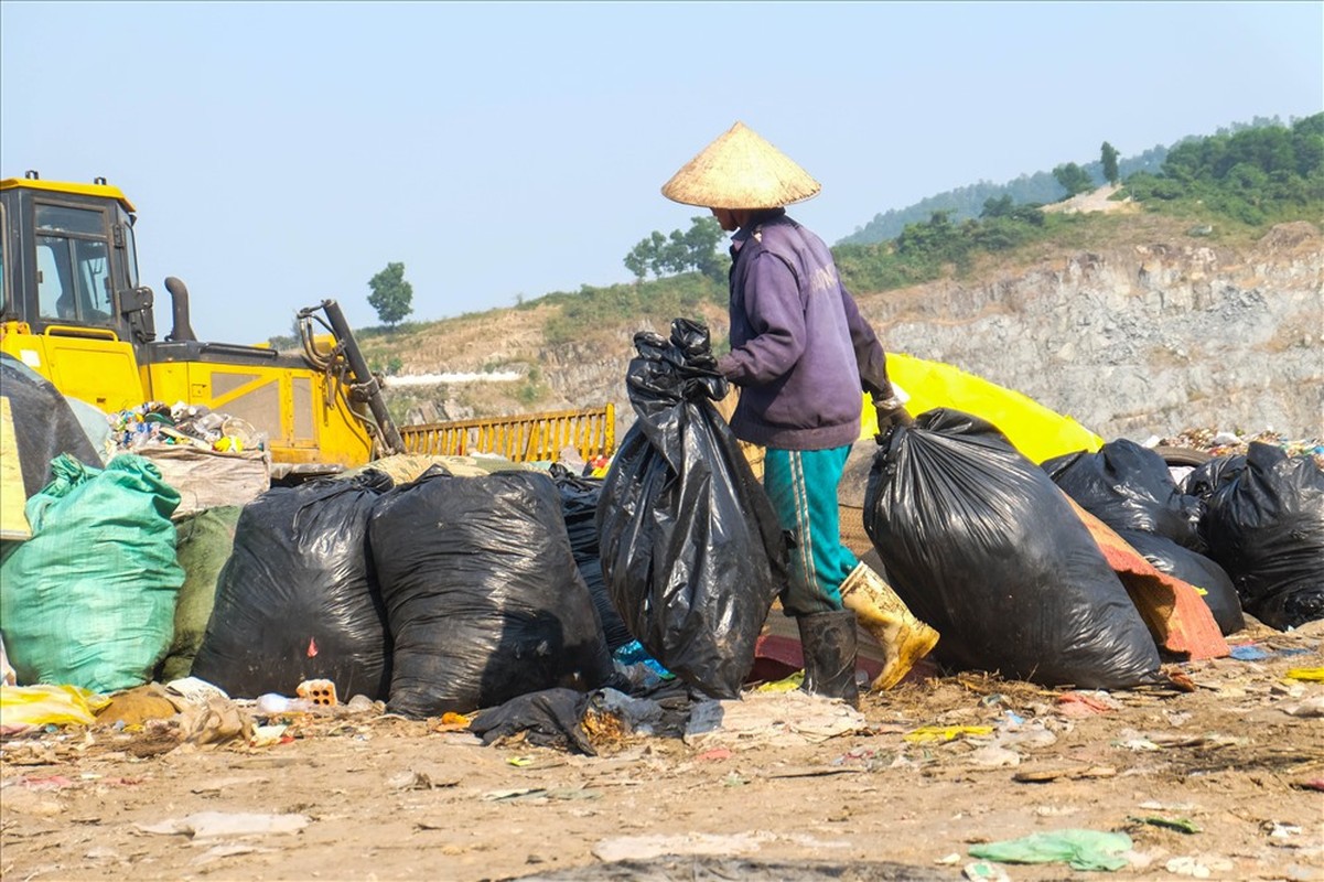 8/3 ke chuyen nhung phu nu muu sinh o bai rac-Hinh-10