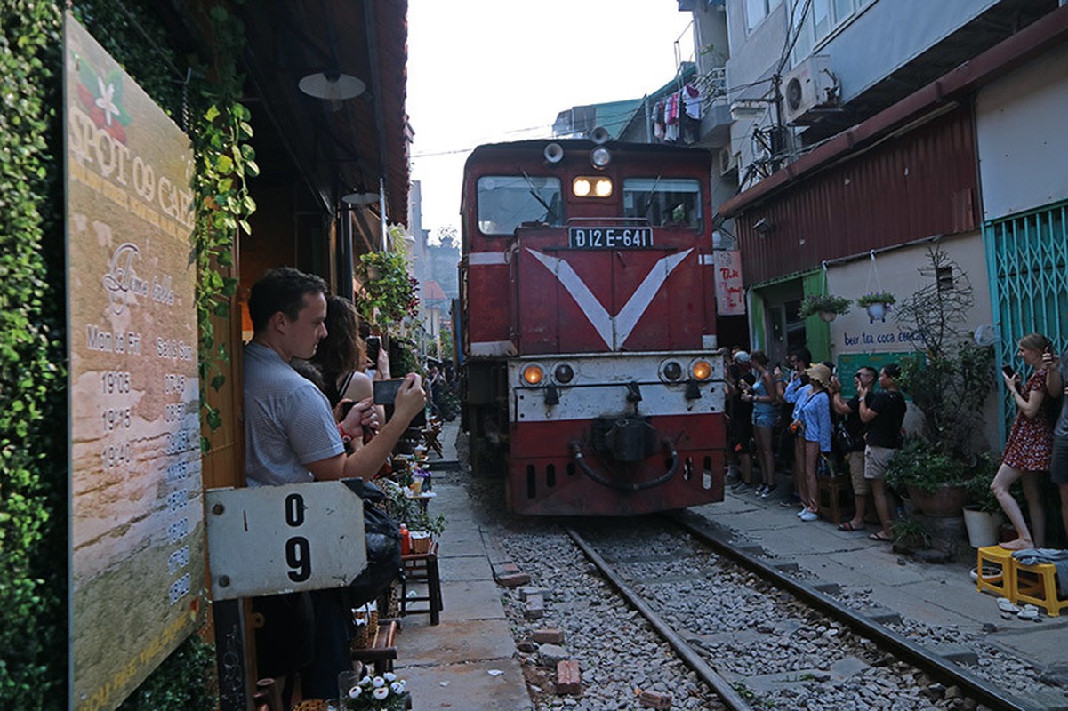 Quan ca phe ben 'duong ray tu than' dong nghet khach Tay o Ha Noi-Hinh-10