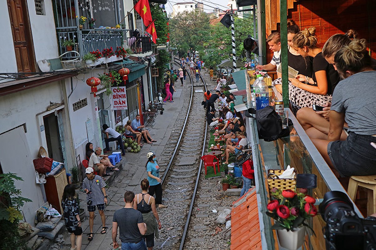 Quan ca phe ben 'duong ray tu than' dong nghet khach Tay o Ha Noi-Hinh-4