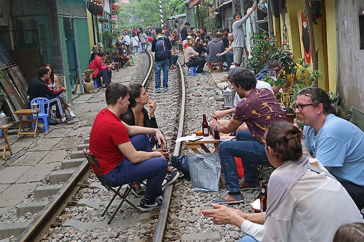 Quan ca phe ben 'duong ray tu than' dong nghet khach Tay o Ha Noi-Hinh-6