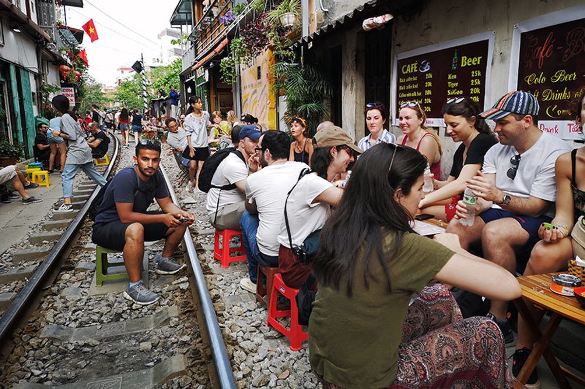 Quan ca phe ben 'duong ray tu than' dong nghet khach Tay o Ha Noi-Hinh-7