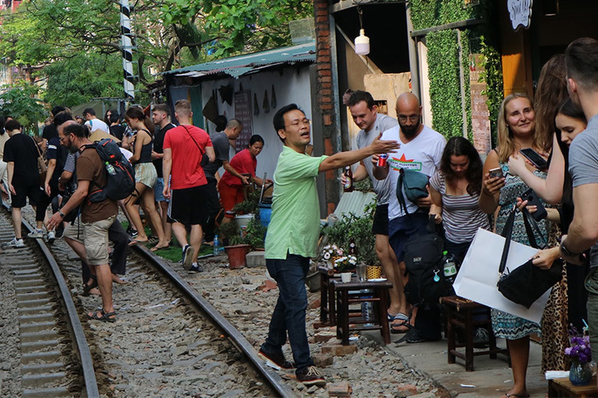 Quan ca phe ben 'duong ray tu than' dong nghet khach Tay o Ha Noi-Hinh-8