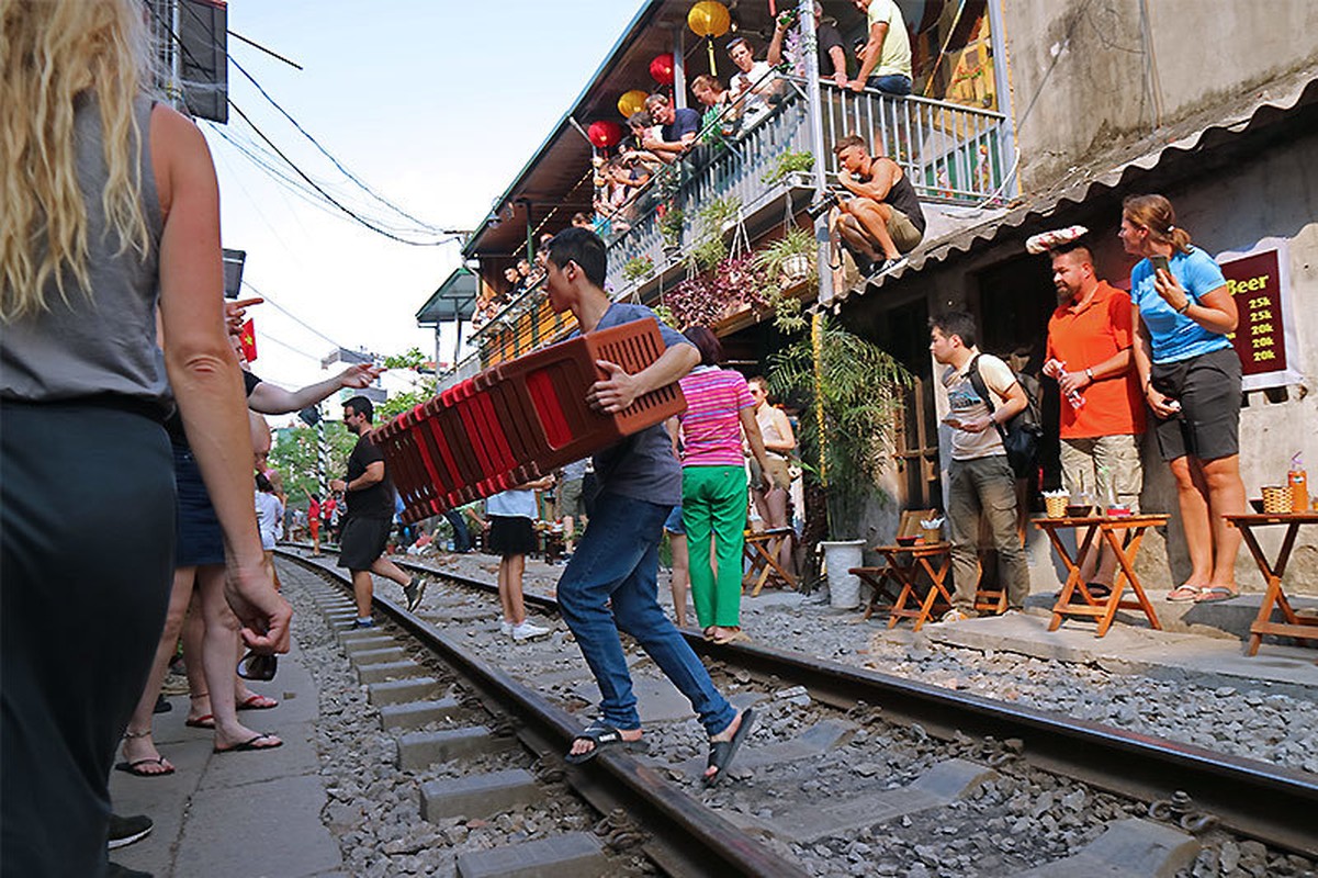 Quan ca phe ben 'duong ray tu than' dong nghet khach Tay o Ha Noi-Hinh-9