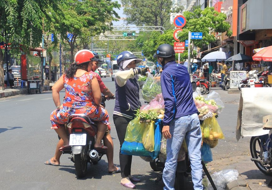 Nguoi dan Sai Gon muu sinh trong nhung ngay nong 'nung nguoi' thang 3-Hinh-13