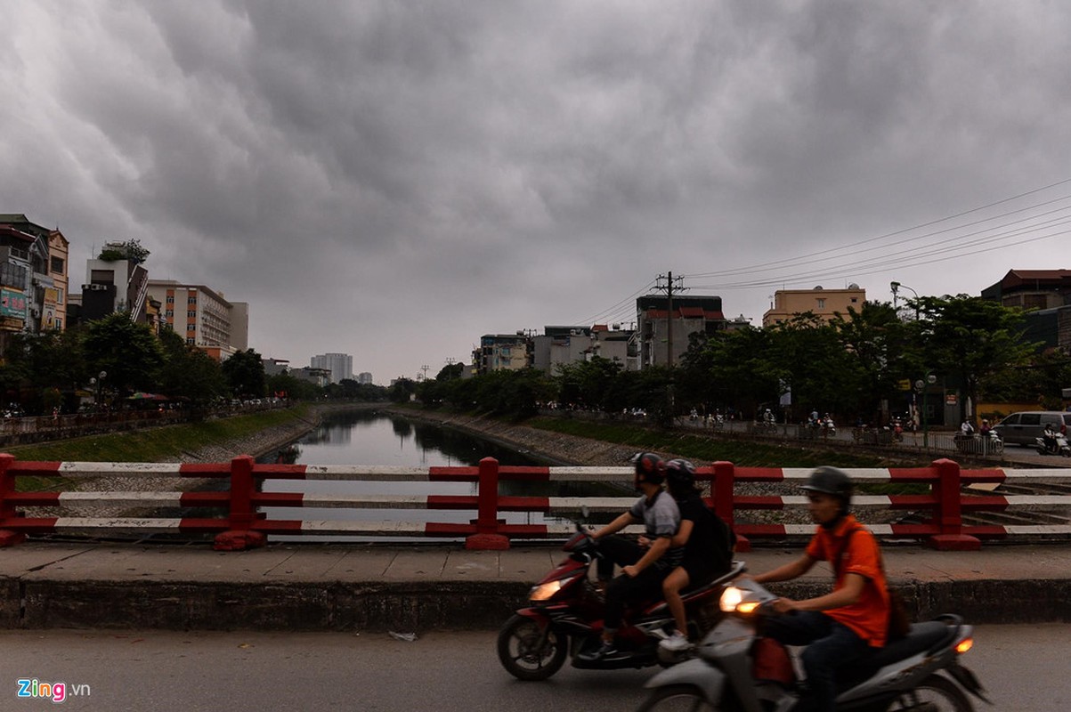 Troi Ha Noi toi sam, oto bat den di chuyen