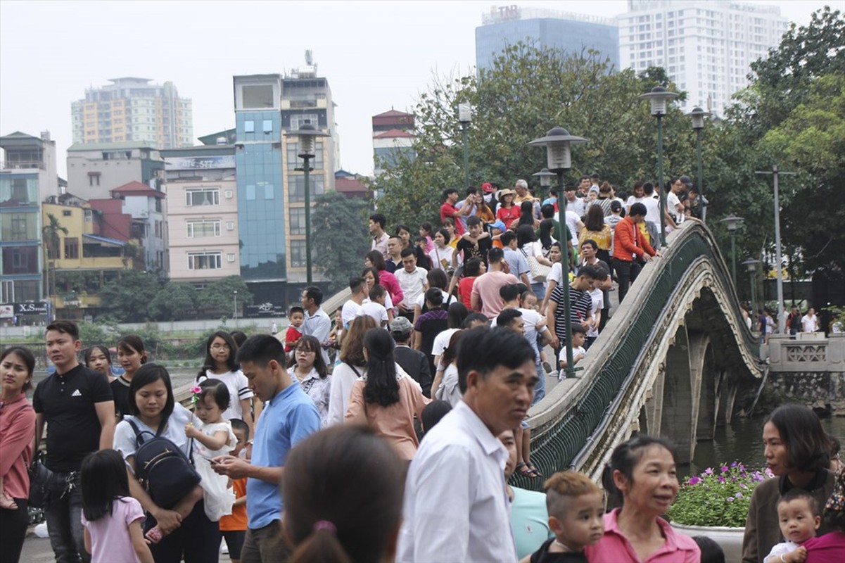 “Bien nguoi” chen chan tai Vuon thu Thu Le trong ngay cuoi nghi le-Hinh-10