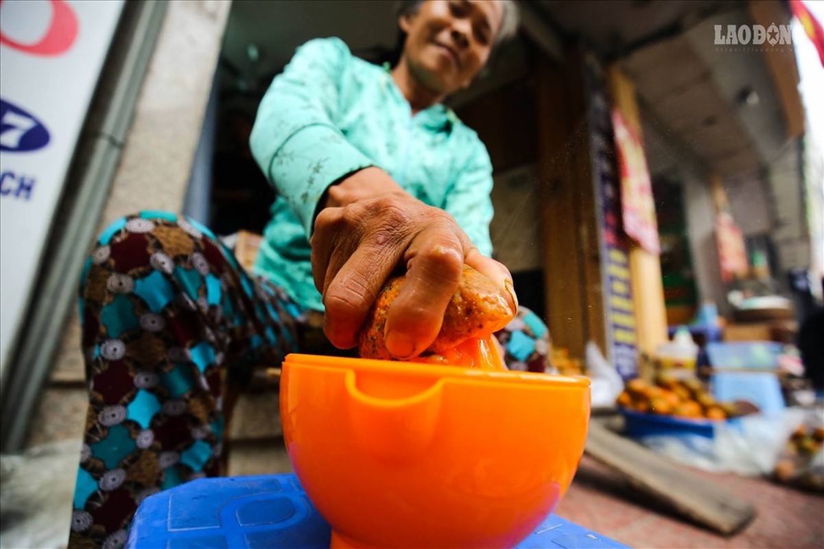 Ha Noi: Nguoi ban hang rong vat va voi nang nong dau he-Hinh-3