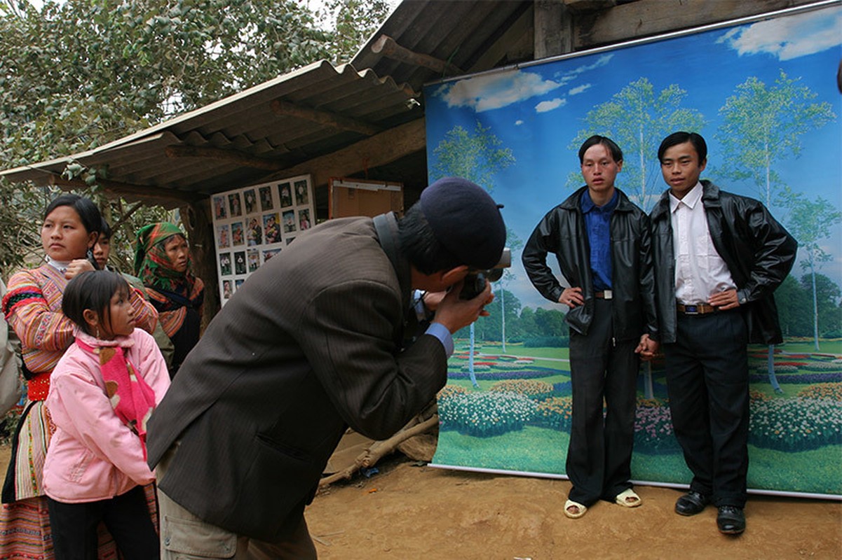 Phuc vu thieu nu xinh dep, ga trai kiem kha o phien cho vung cao-Hinh-10