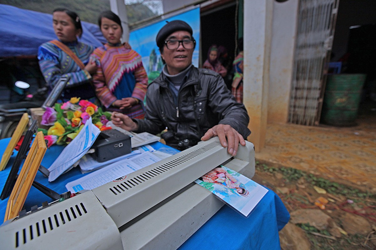 Phuc vu thieu nu xinh dep, ga trai kiem kha o phien cho vung cao-Hinh-12