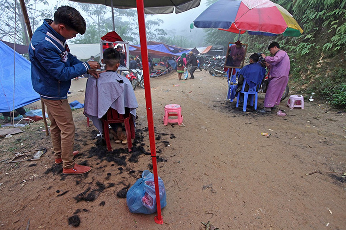 Phuc vu thieu nu xinh dep, ga trai kiem kha o phien cho vung cao-Hinh-2