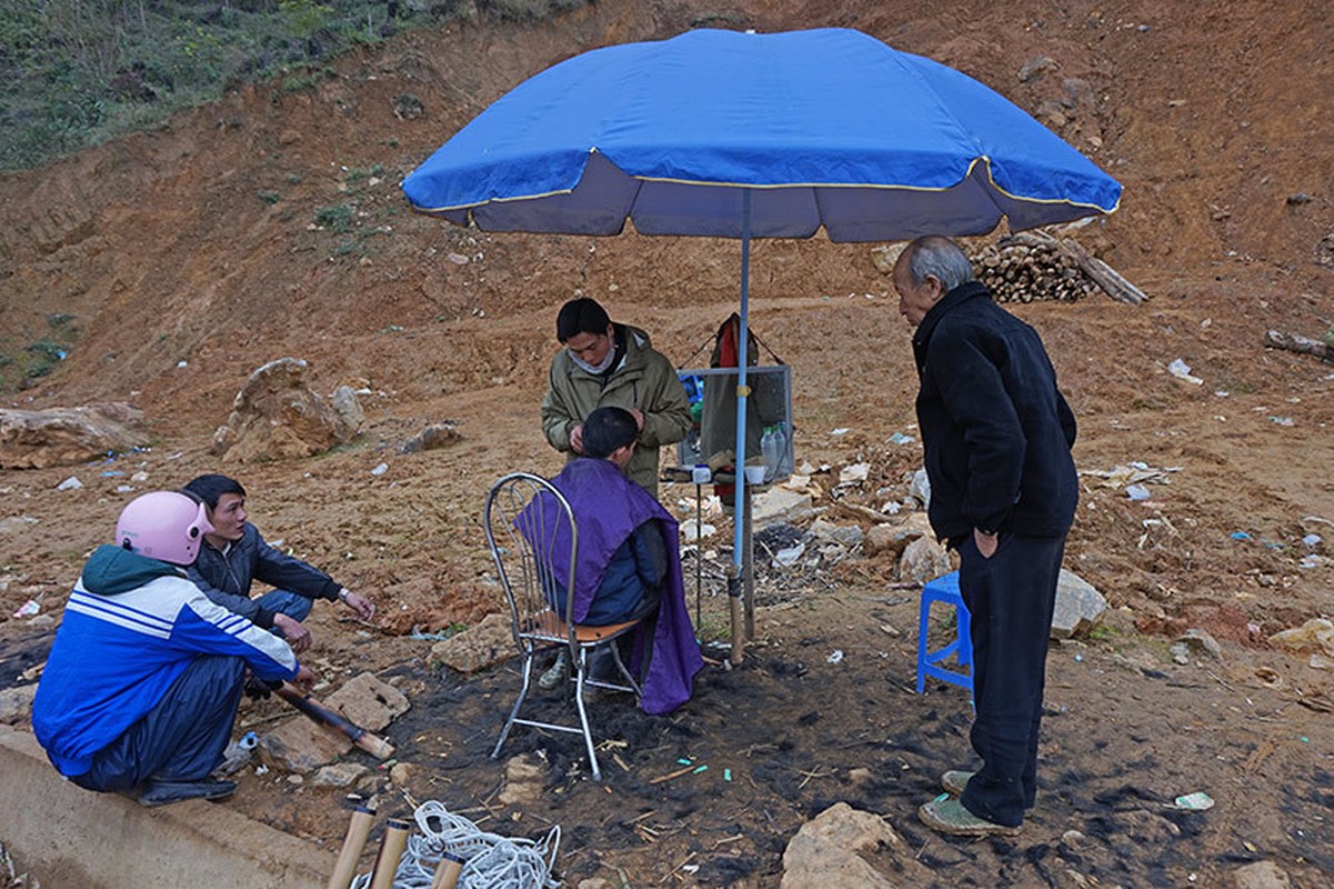 Phuc vu thieu nu xinh dep, ga trai kiem kha o phien cho vung cao-Hinh-3