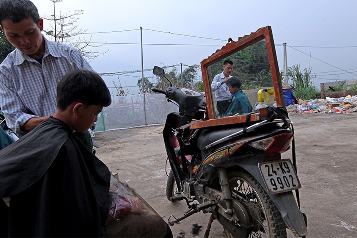 Phuc vu thieu nu xinh dep, ga trai kiem kha o phien cho vung cao-Hinh-5