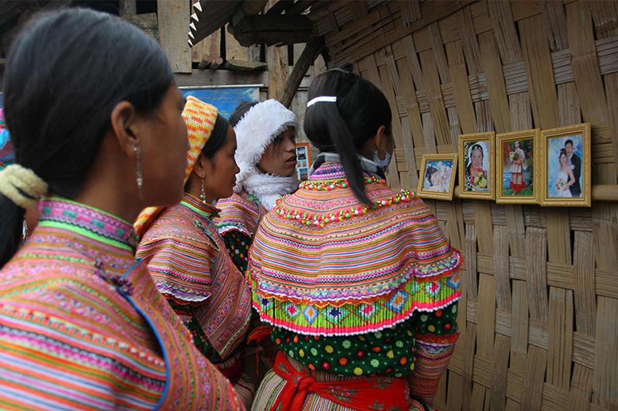 Phuc vu thieu nu xinh dep, ga trai kiem kha o phien cho vung cao-Hinh-7