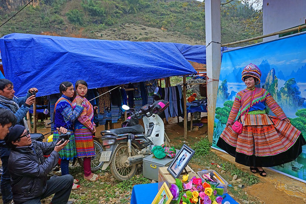 Phuc vu thieu nu xinh dep, ga trai kiem kha o phien cho vung cao-Hinh-9