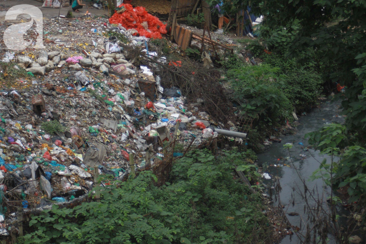 Ha Noi: Nui rac khong lo hoi thoi nong nac duoi chan cau Long Bien-Hinh-18