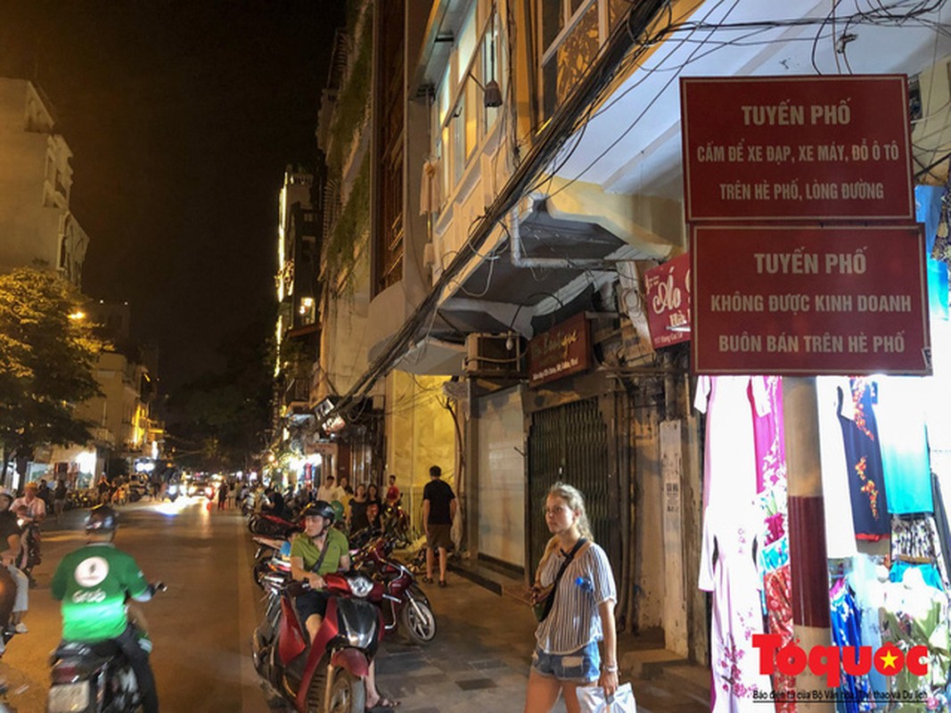 Ha Noi: Lan chiem via he, dan pho co bien long duong thanh bai gui xe-Hinh-12