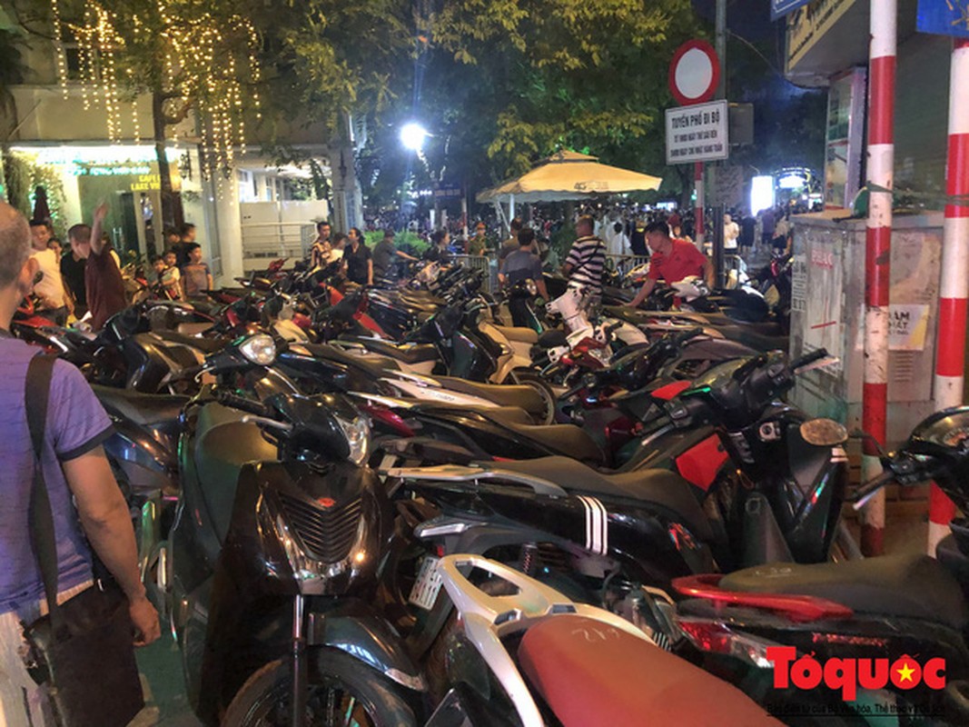 Ha Noi: Lan chiem via he, dan pho co bien long duong thanh bai gui xe-Hinh-4