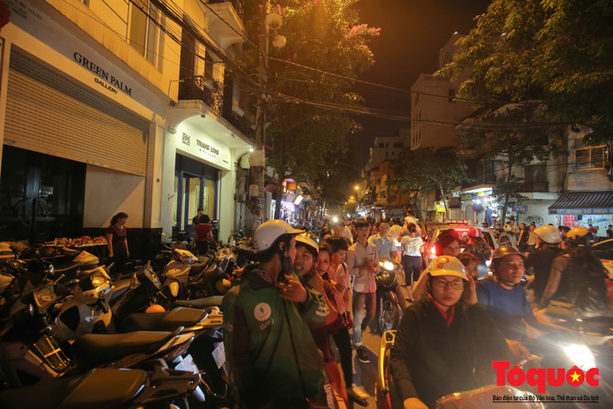 Ha Noi: Lan chiem via he, dan pho co bien long duong thanh bai gui xe-Hinh-8